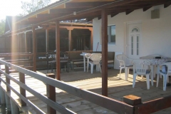 Most - Pogled na terasu danju