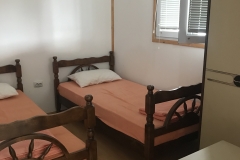 Bedroom with singl beds 2