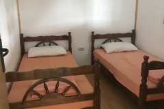 Bedroom with singl beds 4